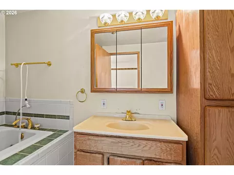 Bath - 3475 County Farm Rd, Eugene, OR 97408 photo 2 of 2