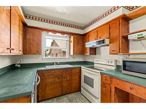 Kitchen - 3475 County Farm Rd, Eugene, OR 97408 photo 1 of 2