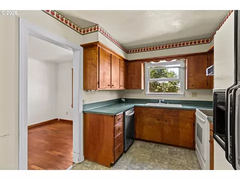 Kitchen - 3475 County Farm Rd, Eugene, OR 97408 photo 2 of 2