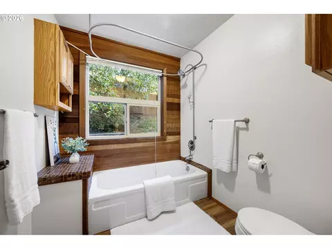 Bath - 2050 Mclean Blvd, Eugene, OR 97405 photo 4 of 5
