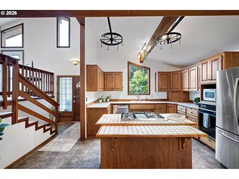 Kitchen - 2050 Mclean Blvd, Eugene, OR 97405 photo 6 of 8