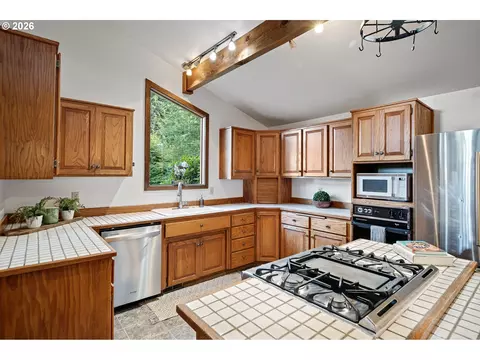 Kitchen - 2050 Mclean Blvd, Eugene, OR 97405 photo 3 of 8