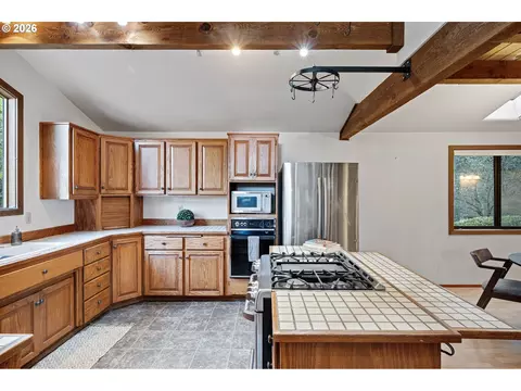 Kitchen - 2050 Mclean Blvd, Eugene, OR 97405 photo 2 of 8