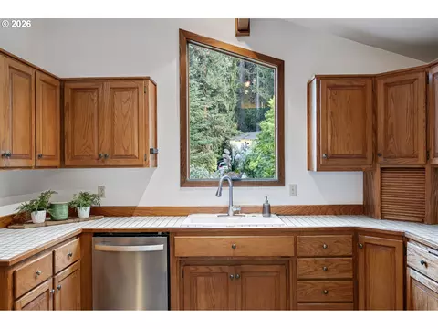 Kitchen - 2050 Mclean Blvd, Eugene, OR 97405 photo 5 of 8