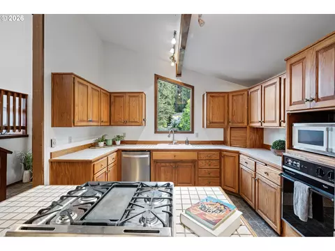 Kitchen - 2050 Mclean Blvd, Eugene, OR 97405 photo 4 of 8