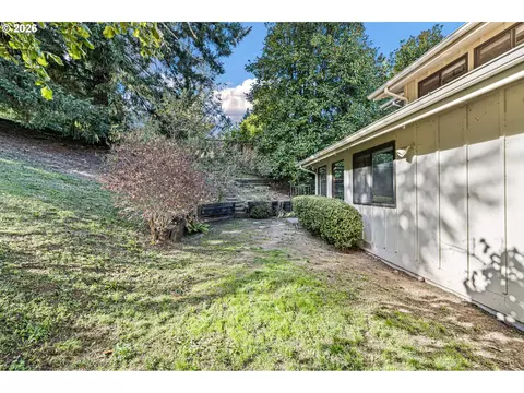 Exterior - 2050 Mclean Blvd, Eugene, OR 97405 photo 10 of 11