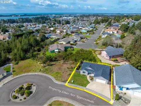 1124 Nautical Ct, Coos Bay, OR 97420
