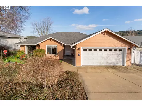 401 Sunnyside Dr, Winston, OR 97496