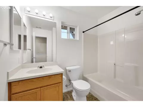 Bath - 1651 Hamlet Ln, Eugene, OR 97402 photo 2 of 2