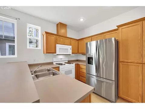 Kitchen - 1651 Hamlet Ln, Eugene, OR 97402 photo 3 of 4