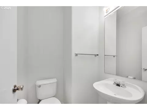 Bath - 1651 Hamlet Ln, Eugene, OR 97402 photo 1 of 2