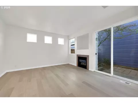 Living - 1651 Hamlet Ln, Eugene, OR 97402 photo 1 of 4