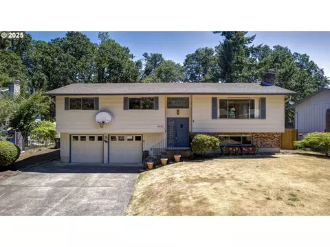 6930 Oakridge Dr, Gladstone, OR 97027