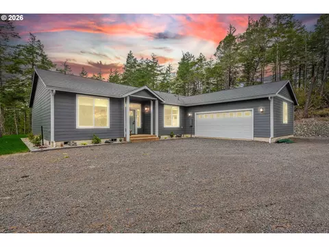 385 Pacific Dunes Dr, North Bend, OR 97459