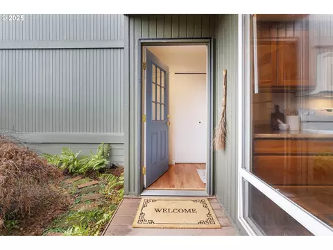 1653 NW Midlake Ln, Beaverton, OR 97006