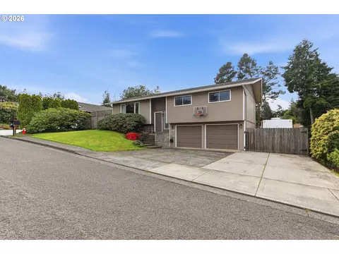 1289 Ford Ln, North Bend, OR 97459