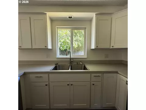 2688 Centennial Blvd, Springfield, OR 97477 photo 7