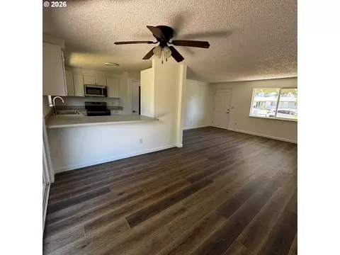 2688 Centennial Blvd, Springfield, OR 97477 photo 4