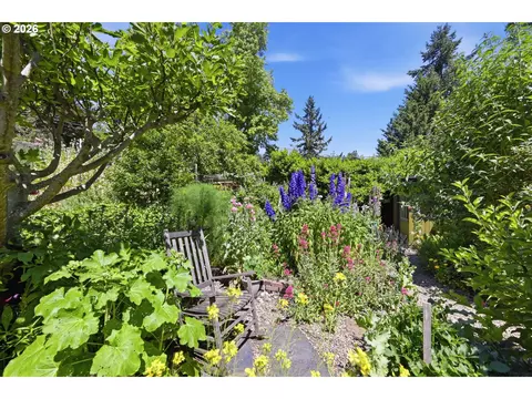 Exterior - 4630 W Hillside Dr, Eugene, OR 97405 photo 10 of 16