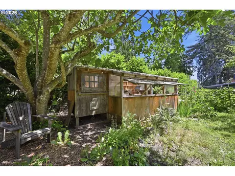 Exterior - 4630 W Hillside Dr, Eugene, OR 97405 photo 13 of 16