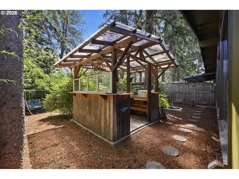Exterior - 4630 W Hillside Dr, Eugene, OR 97405 photo 4 of 16