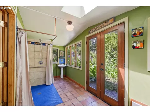 Bath - 4630 W Hillside Dr, Eugene, OR 97405 photo 1 of 3