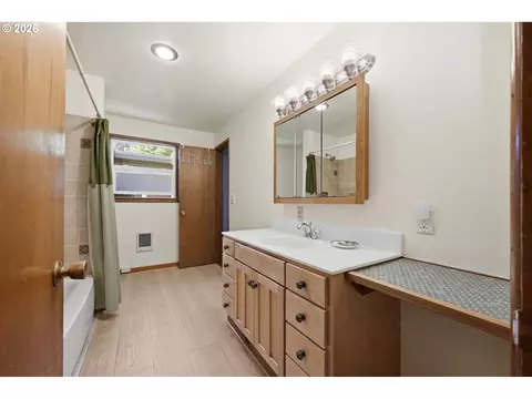 Bath - 4630 W Hillside Dr, Eugene, OR 97405 photo 3 of 3