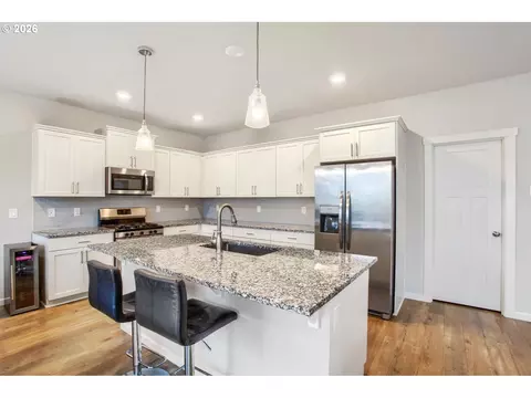 Kitchen - 6421 SE 22nd St, Gresham, OR 97080 photo 2 of 4