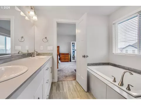 Bath - 6421 SE 22nd St, Gresham, OR 97080 photo 3 of 6