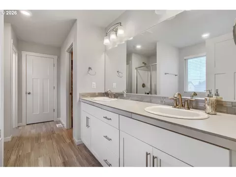 Bath - 6421 SE 22nd St, Gresham, OR 97080 photo 2 of 6