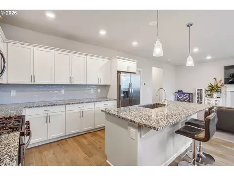 Kitchen - 6421 SE 22nd St, Gresham, OR 97080 photo 3 of 4