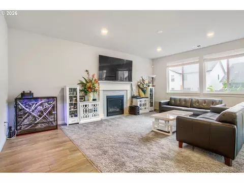 Living - 6421 SE 22nd St, Gresham, OR 97080 photo 1 of 2