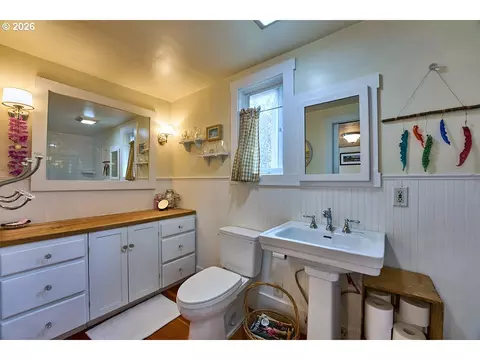 Bath - 609 E Grant St, Enterprise, OR 97828 photo 1 of 3