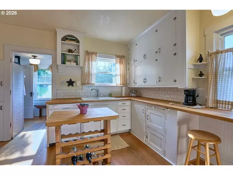 Kitchen - 609 E Grant St, Enterprise, OR 97828 photo 1 of 3