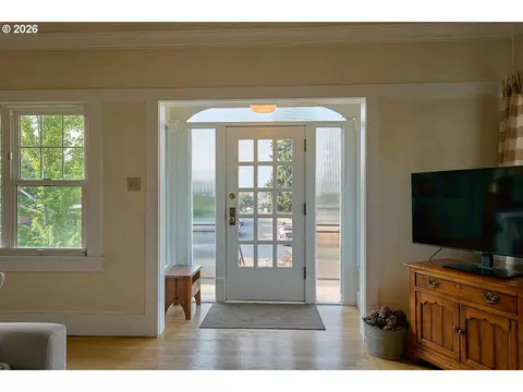 Entry Way - 609 E Grant St, Enterprise, OR 97828 photo 1 of 3