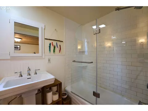 Bath - 609 E Grant St, Enterprise, OR 97828 photo 2 of 3