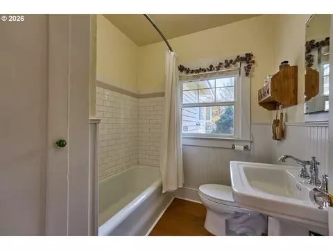 Bath - 609 E Grant St, Enterprise, OR 97828 photo 3 of 3
