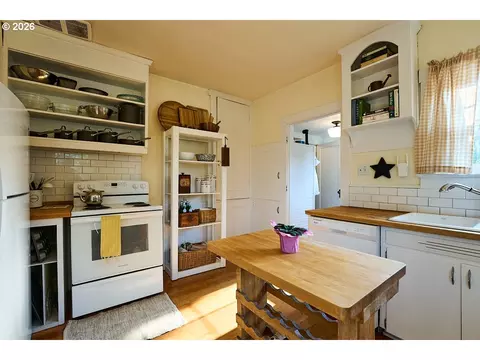Kitchen - 609 E Grant St, Enterprise, OR 97828 photo 3 of 3
