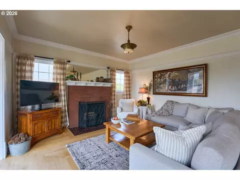 Living - 609 E Grant St, Enterprise, OR 97828 photo 1 of 1