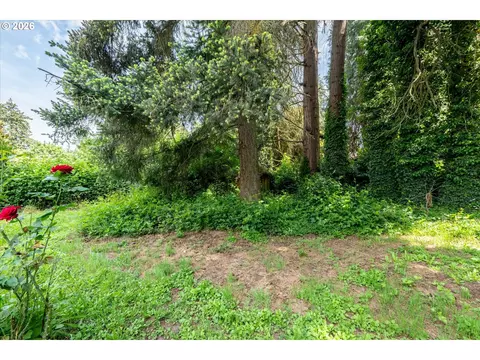 Exterior - 725 Walnut Ave, Eugene, OR 97404 photo 5 of 11