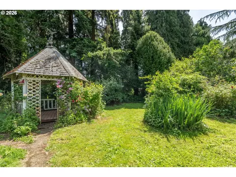 Exterior - 725 Walnut Ave, Eugene, OR 97404 photo 6 of 11