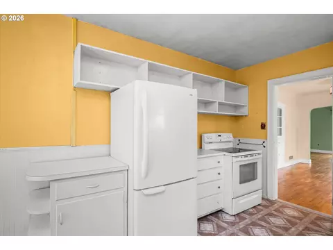Kitchen - 725 Walnut Ave, Eugene, OR 97404 photo 2 of 2