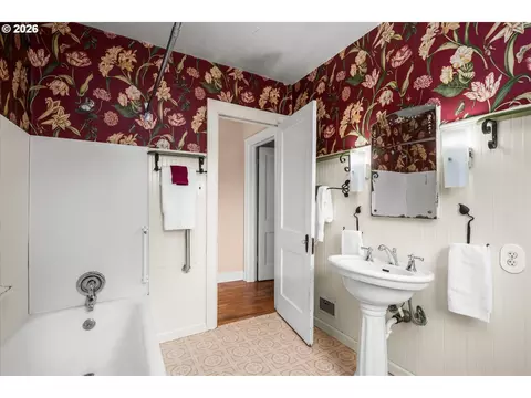 Bath - 725 Walnut Ave, Eugene, OR 97404 photo 1 of 2