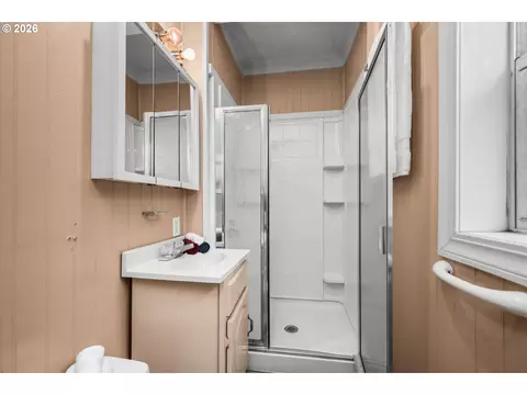 Bath - 725 Walnut Ave, Eugene, OR 97404 photo 2 of 2