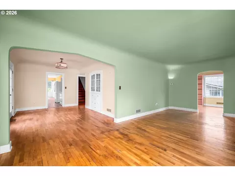 Living - 725 Walnut Ave, Eugene, OR 97404 photo 4 of 7