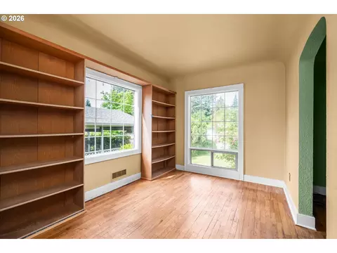 Living - 725 Walnut Ave, Eugene, OR 97404 photo 7 of 7