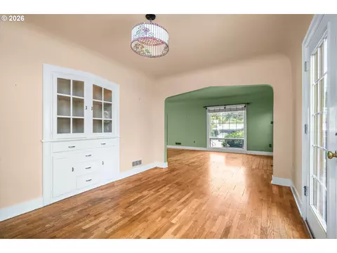 Living - 725 Walnut Ave, Eugene, OR 97404 photo 6 of 7
