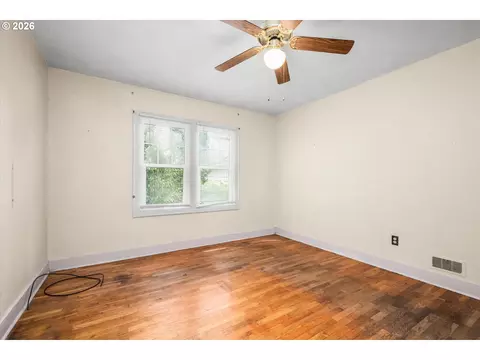 Bedroom - 725 Walnut Ave, Eugene, OR 97404 photo 1 of 9