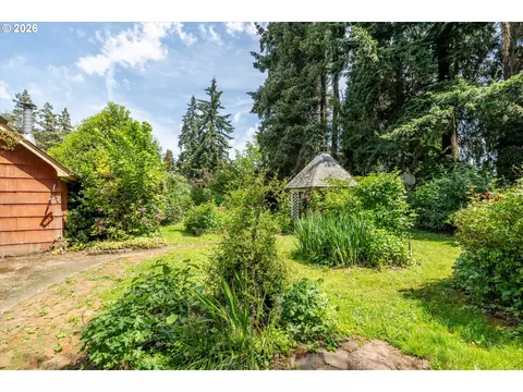 Exterior - 725 Walnut Ave, Eugene, OR 97404 photo 4 of 11