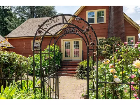 Exterior - 725 Walnut Ave, Eugene, OR 97404 photo 2 of 11